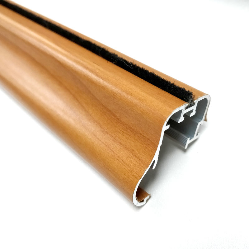 Enrobage film papier coloris bois sur profil montant aluminium extrudé et pose d’un joint brosse en ligne