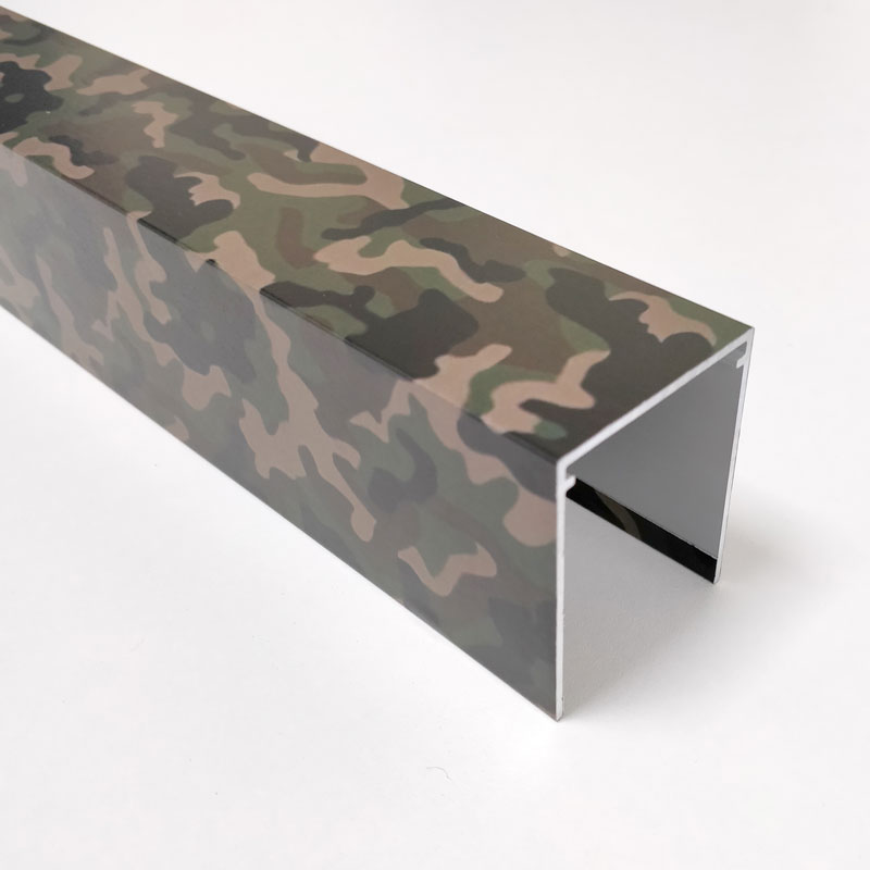Enrobage film papier coloris treillis / camouflage militaire sur profil aluminium extrudé