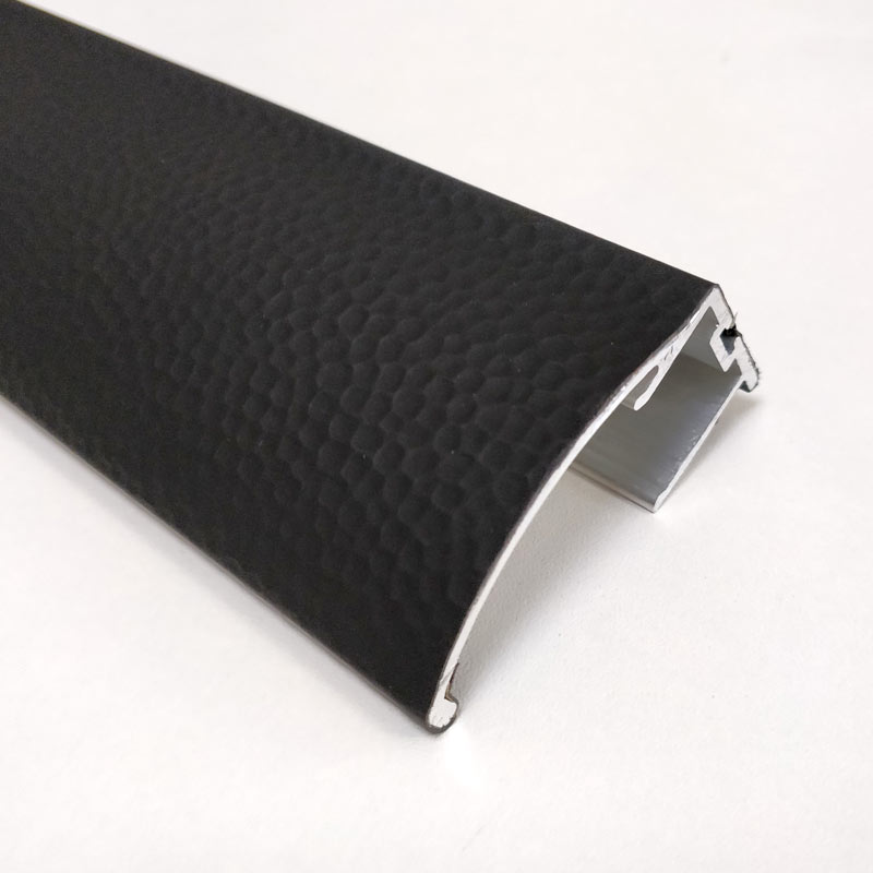 Enrobage film papier texturé aspect martelé soft-touch sur profil aluminium extrudé