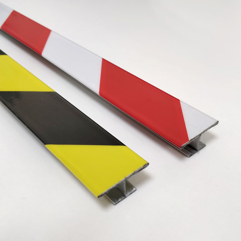 Enrobage film PVC bande signalétique rouge / blanc et jaune / noir sur profil acier