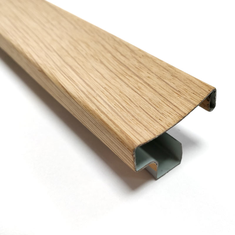 Plaquage bois chêne épaisseur 0.3mm sur profil montant acier épaisseur 0.5mm