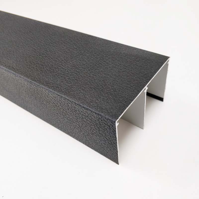 Enrobage film PVC noir aspect cuir / peau sur profil rail aluminium extrudé