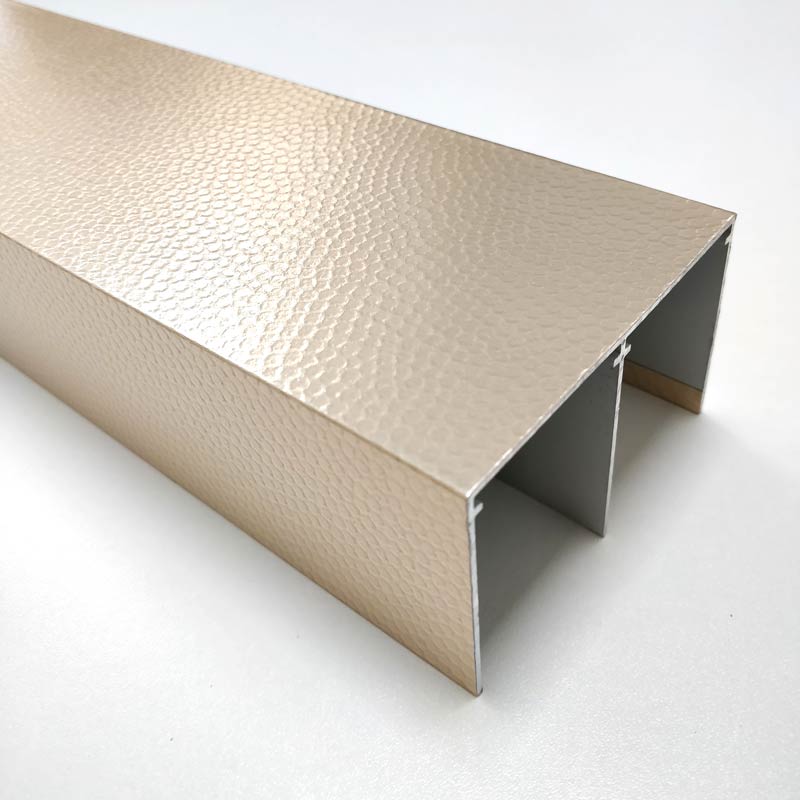 Enrobage film papier/aluminium aspect doré /gold finition martelé brillant sur profil aluminium extrudé
