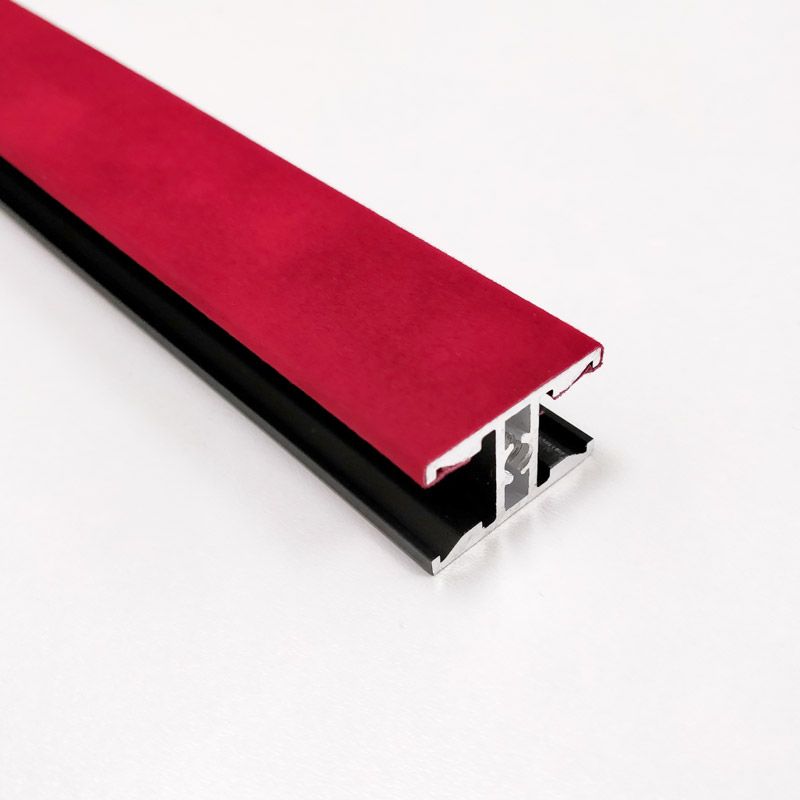 Enrobage film feutrine rouge capitonnée sur profil aluminium extrudé