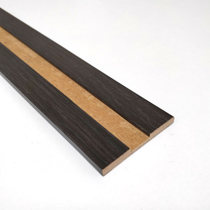 Enrobage film papier bois wengé sur profil medium à faible densité (MDF)