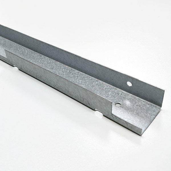 Profil acier U épaisseur 0.75mm finition alu-zinc avec poinçonnages et grugeages