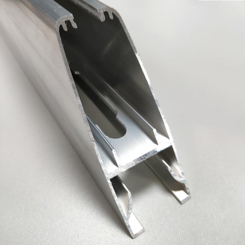 Usinage lumière et coupe à 45° sur profil aluminium Extrudé montant porte de placard.