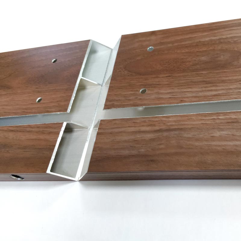 Perçages, rainurage et coupe à 45° sur profil aluminium enrobé