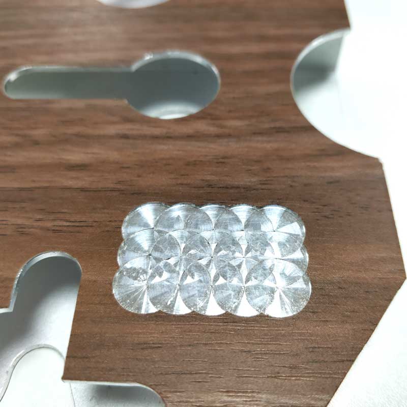 Exemple d’usinage mosaique sur profil aluminium Plaxé