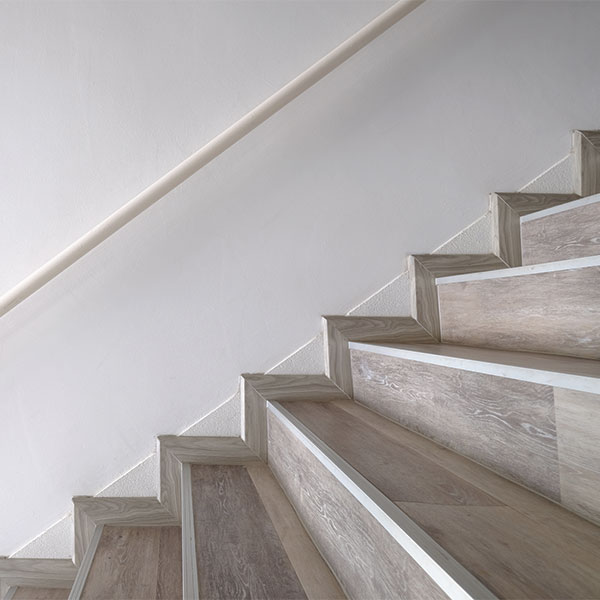 escalier avec cornière de finition aluminium