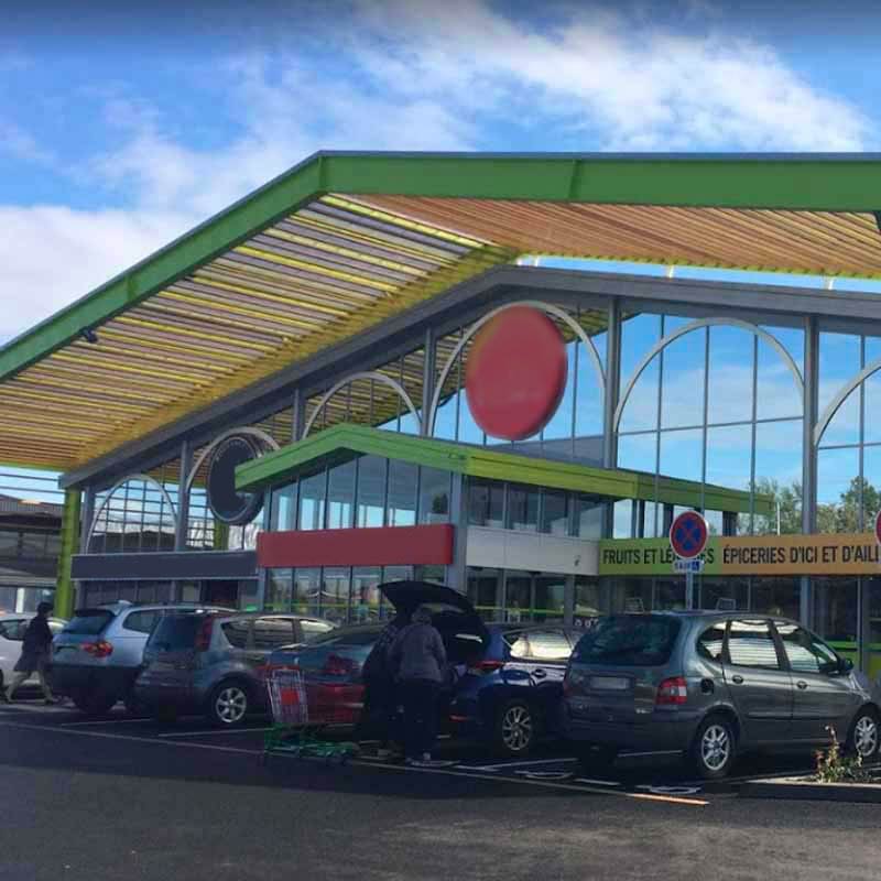 Façade bâtiment commercial : Fourniture des profils horizontaux sur préau en structure métallique