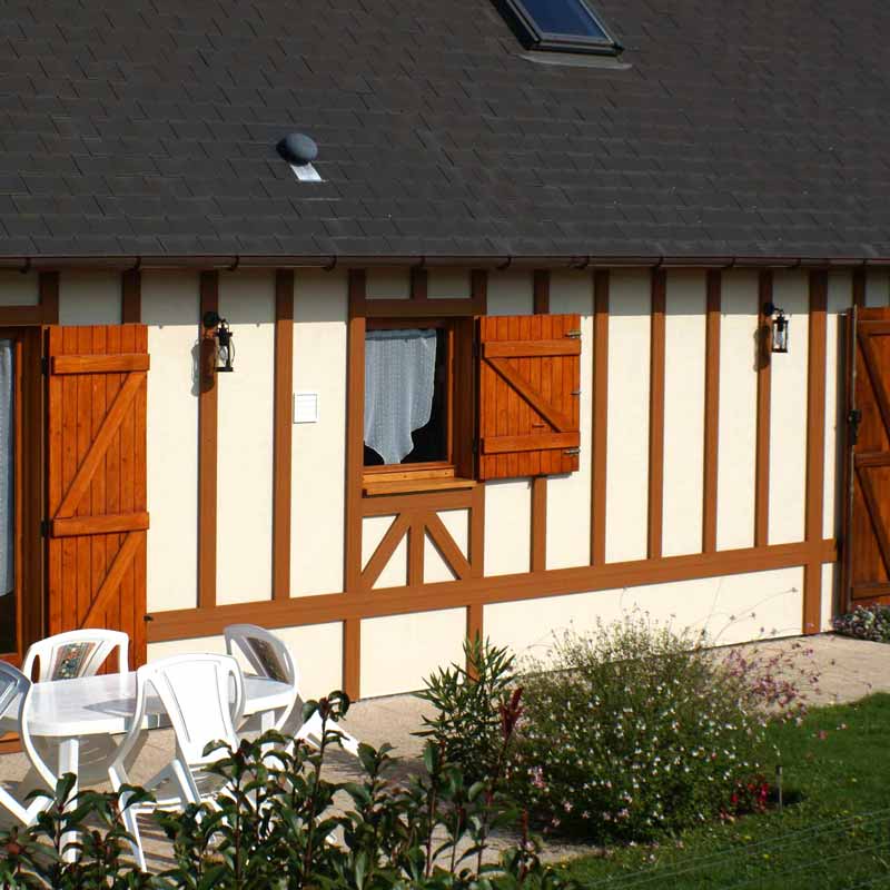 Façade Maison de particulier à Merville Franceville (Dpt 14) : fourniture des profils largeur 100 et 150mm en remplacement de faux colombage