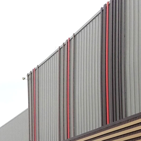 bardage de bâtiment avec lames aluminium